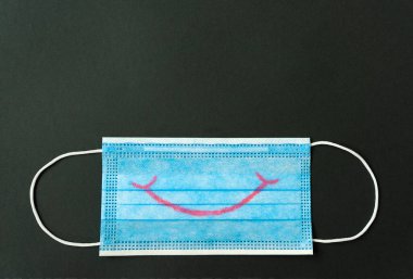 Siyah arka planda solunum maskesi, 2019-nCoV ile koruyucu tıbbi maske, Coronavirus koruma konsepti. Metin için boşluk.