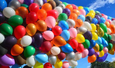 NET çok renkli balonlar yaklaşık gökyüzüne serbest bırakılsın