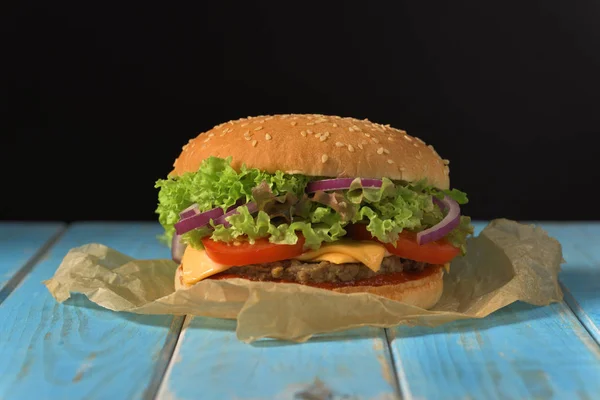 Hamburger Sul Tavolo Turchese — Foto Stock