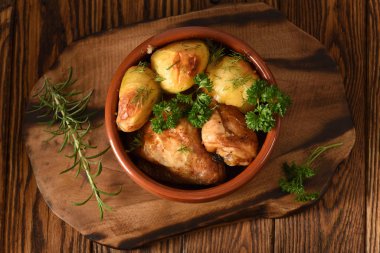 Yukarıdan patates görünümü ile tavuk