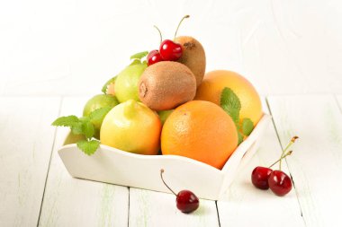 Bir tepsi vitamin üzerinde karışık meyve