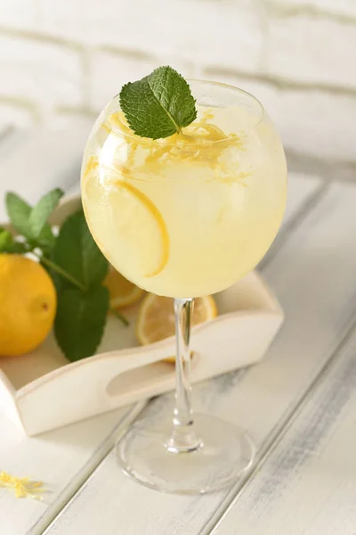 Bebida Refrescante Fría Con Limón Menta — Foto de Stock