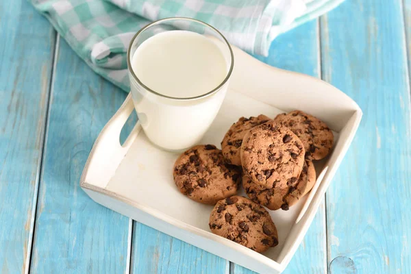 Milch Und Kekse Auf Dem Weißen Tablett Keks Auf Dem — Stockfoto