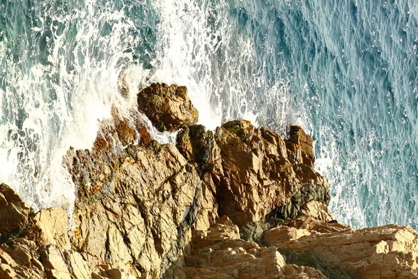 Kayaların üzerinde dayak dalgaları. Kayalık sahil