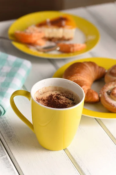 Сніданок Кафе Кава Круасаном Тортами — стокове фото