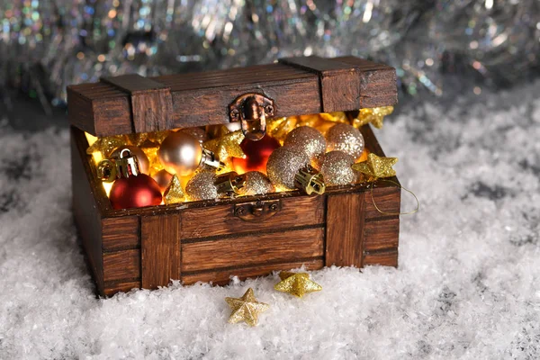 Volle Truhe Mit Weihnachtsdekoration Und Geschenken — Stockfoto