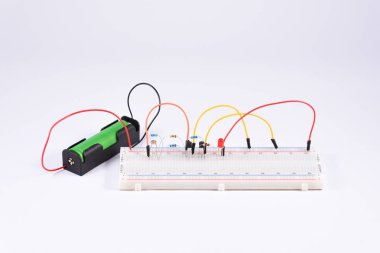 Ekmek tahtasında elektrik devresi monte edildi. Yeni başlayanlar ve elektrik parçaları için ekmek tahtası elektriği