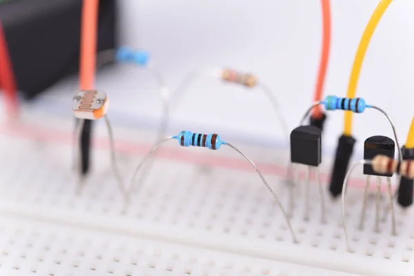 Circuito Eléctrico Montado Sobre Tabla Cortar Pan Breadboard Eléctrico Para —  Fotos de Stock