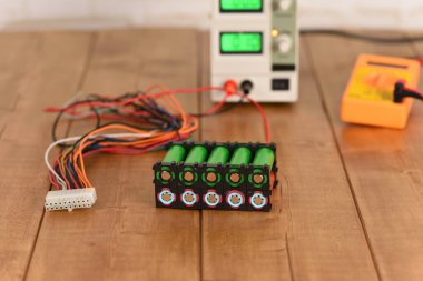 Li ion bataryası ve seri 18650 pil tutucu..