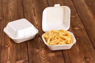Plastik kutuda patates kızartması, fast food..