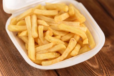 Plastik kutuda patates kızartması, fast food..