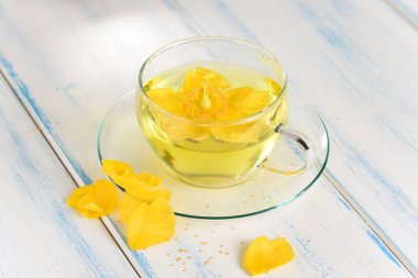 St. John 's ahşap masanın üzerinde cam bir fincanda buzlu çay.