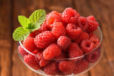 Ahududu ve nane yaprakları bir bardakta.