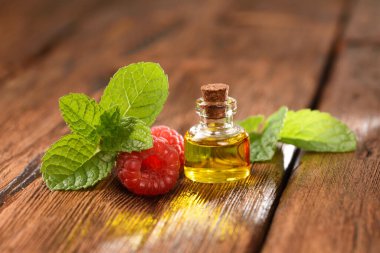 Nane yaprakları ve ahududu böğürtleni ahududu yağında..