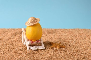 Güneş yatağında limon, güneşte kavramsal fotoğraf tatili..