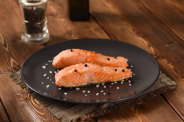 Fried Salmon Fillet Black Plate — Stock Photo, Image