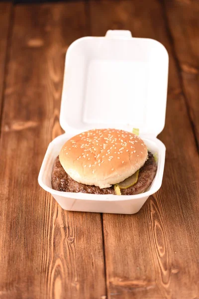 Hamburger Una Scatola Plastica Sul Tavolo Legno Fast Food Consegnato — Foto Stock