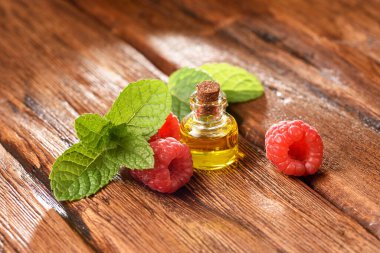 Tahta bir masada nane yaprakları ve ahududu..