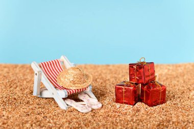 Deniz kıyısında Noel hediyeleri, sıcak ülkelerde Noel..