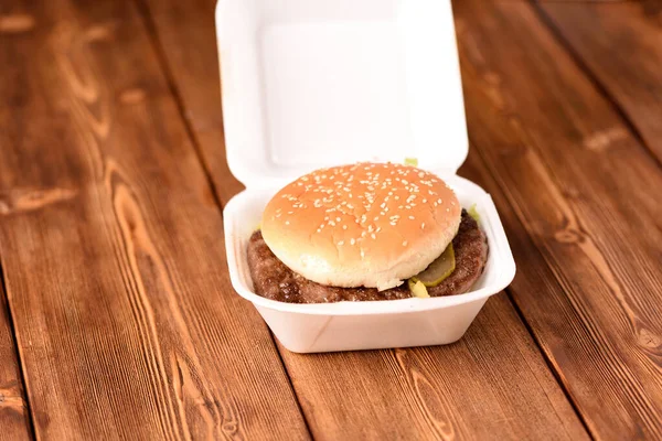 Hamburger Una Scatola Plastica Sul Tavolo Legno Fast Food Consegnato — Foto Stock