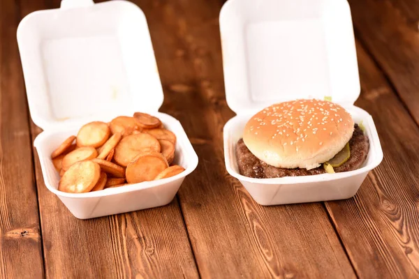 Hamburger Una Scatola Plastica Patate Fritte Oro Fast Food Consegnato — Foto Stock