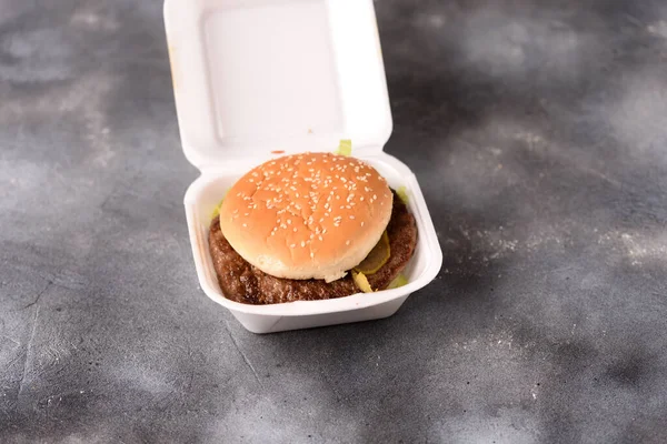 Hamburger Una Scatola Plastica Sullo Sfondo Grigio Fast Food Consegnato — Foto Stock