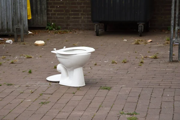 Verlaten Oud Toilet Bij Het Vuilnis Straat — Stockfoto