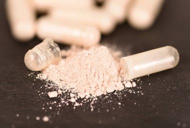 Kapsül tabletinin içindekiler masaya döküldü..
