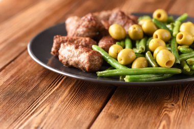 Kızarmış fasulye, zeytin ve et pirzolası..