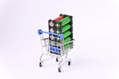 Li ion 18650 pil tutacağı alışveriş arabasında..