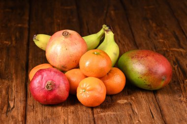 Tahta masada taze meyve..