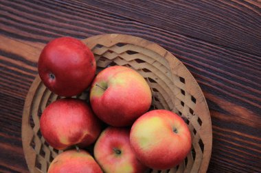 Olgun elma ahşap bir masa üzerinde Kapat