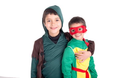 küçük çocuklar Cadılar Bayramı poz için giyinmiş