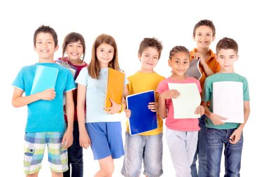 Okuldaki beyaz izole küçük çocuklar