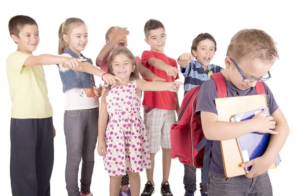 Gruppe Von Kindern Schikaniert Klassenkameraden Isoliert Weiß — Stockfoto