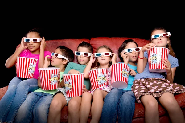 Małe Dzieci Oglądające Filmy Okularach — Zdjęcie stockowe