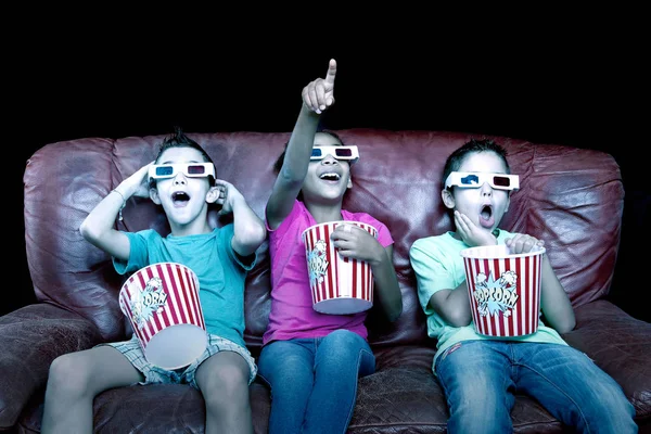 Petits Enfants Regardant Des Films Avec Des Lunettes — Photo