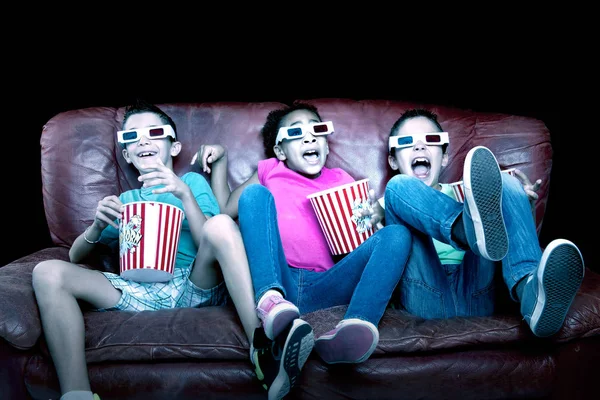 Petits Enfants Regardant Des Films Avec Des Lunettes — Photo