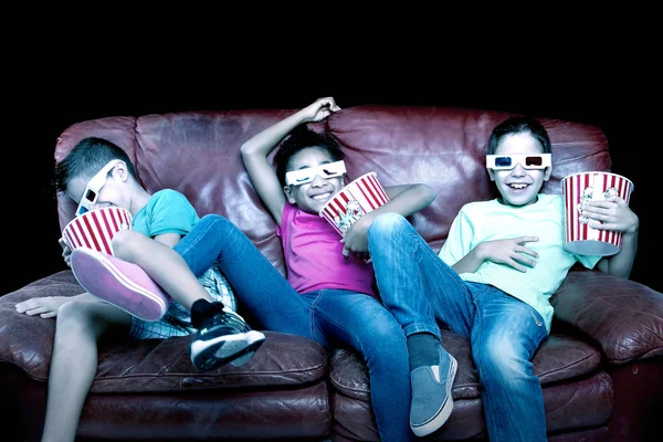 Petits Enfants Regardant Des Films Avec Des Lunettes — Photo