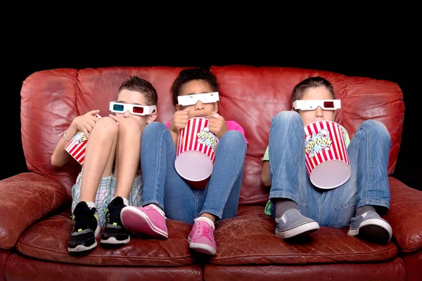 Petits Enfants Regardant Des Films Avec Des Lunettes — Photo