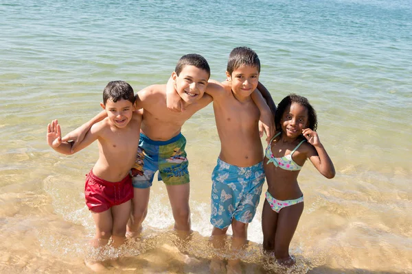Niños Pequeños Posando Playa —  Fotos de Stock