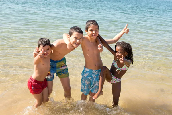 Маленькие Дети Позируют Пляже — стоковое фото