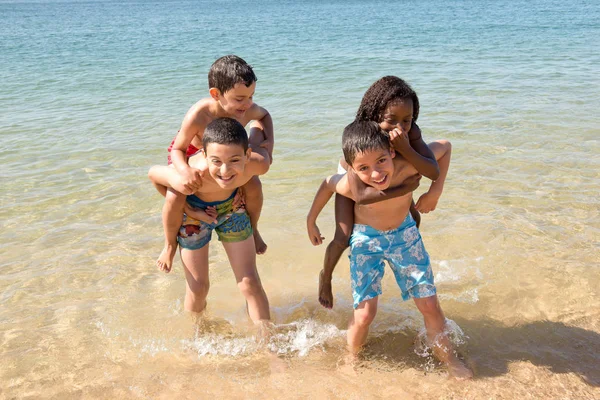 Kleine Kinder Posieren Strand — Stockfoto