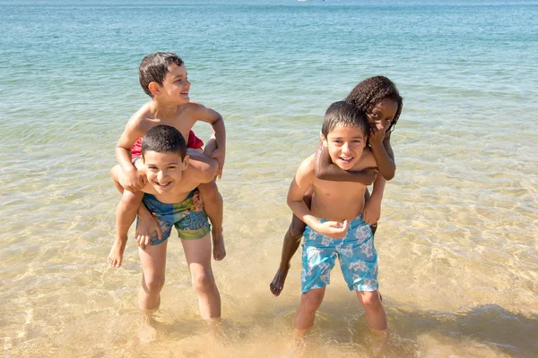 小さな子供たちのビーチでポーズ — ストック写真
