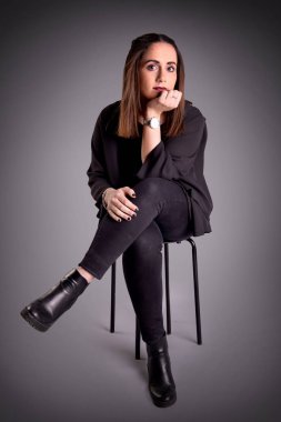 Yeşil gözleri ve poz çilli olan güzel kadın