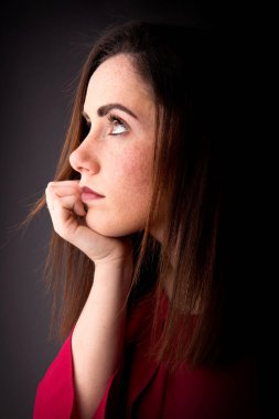 Yeşil gözleri ve poz çilli olan güzel kadın