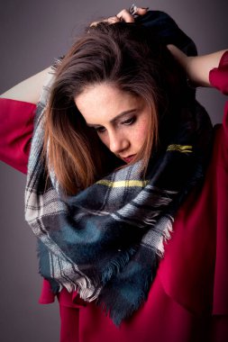 Yeşil gözleri ve poz çilli olan güzel kadın