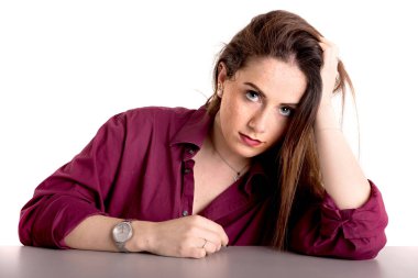 Yeşil gözleri ve poz çilli olan güzel kadın