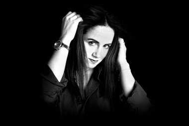 Güzel genç kadın poz çilli. Siyah ve beyaz 