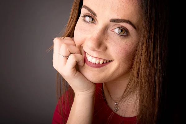 Beautiful Young Woman Green Eyes Freckles Posing — Stock Photo, Image